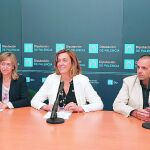 La presidenta de la Diputación de Palencia, Ángeles Armisén, junto a María José de la Fuente y Ángel Gómez.