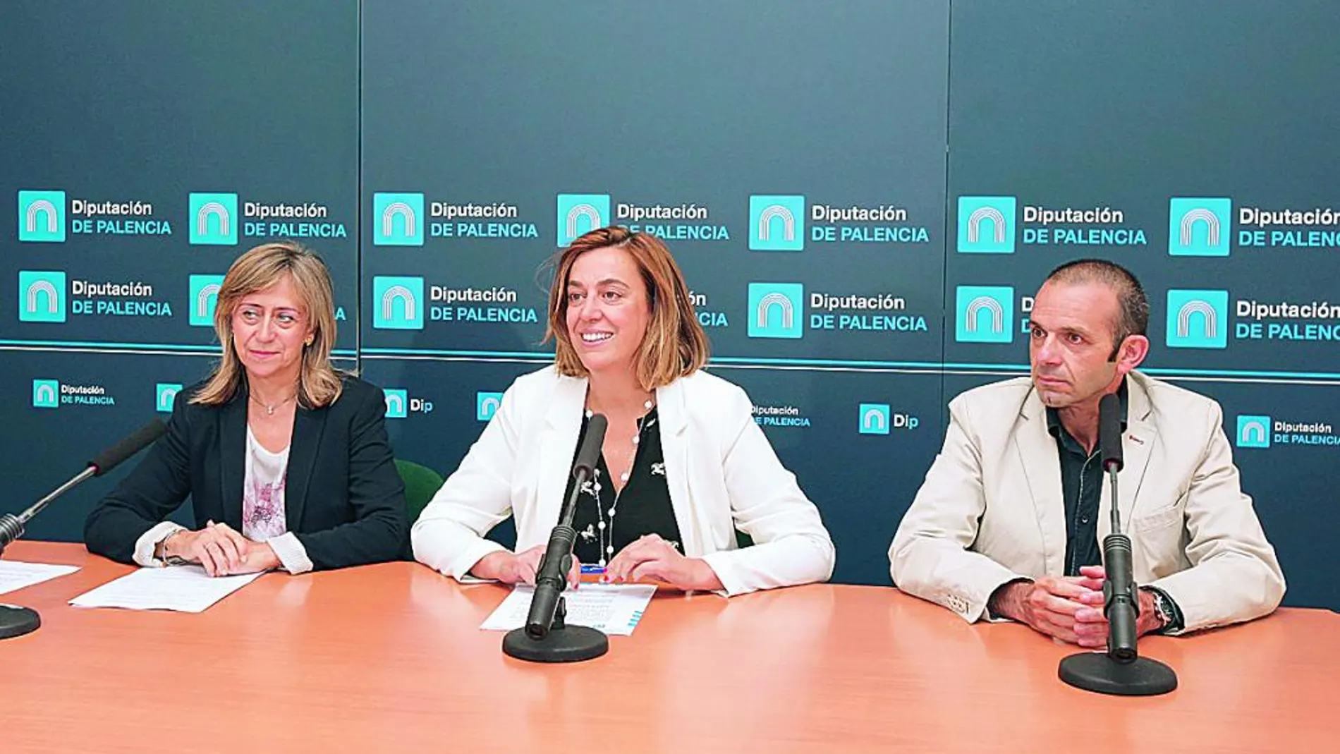 La presidenta de la Diputación de Palencia, Ángeles Armisén, junto a María José de la Fuente y Ángel Gómez.