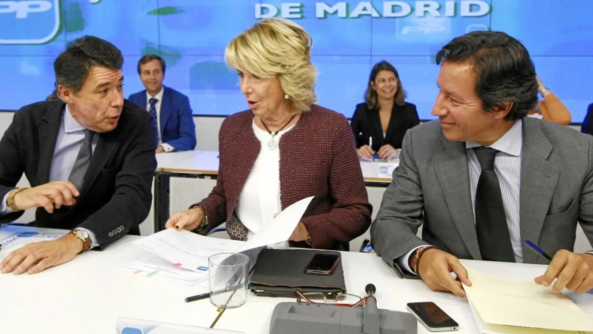 Ignacio González, Esperanza Aguirre y Carlos Floriano, minutos antes de que diera comienzo la Junta Directiva del PP madrileño