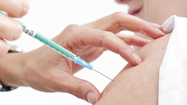 Un paciente se vacuna contra la gripe