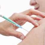Un paciente se vacuna contra la gripe