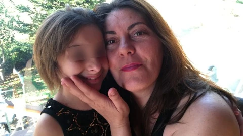 Marga Grau, junto a la pequeña Nadia