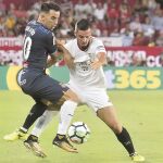 Sarabia y Jurado disputan el esférico en un lance de la primera mitad del partido de anoche