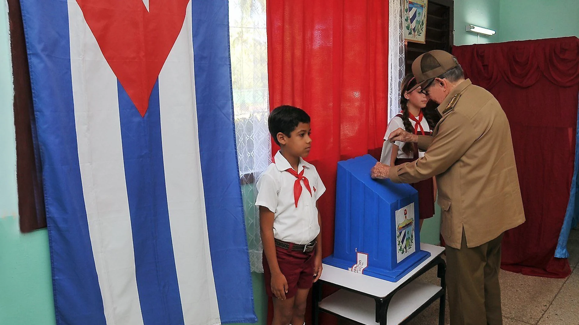 El expresidente cubano, Raúl Castro, votó en el referendo sobre la nueva Constitución / Efe