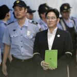 Lee Jae-yong (dcha), heredero del grupo Samsung, asiste a la última sesión su juicio por soborno, malversación y ocultación de activos en el extranjero, dentro de la trama de la "Rasputina", en un tribunal de Seúl (Corea del Sur)