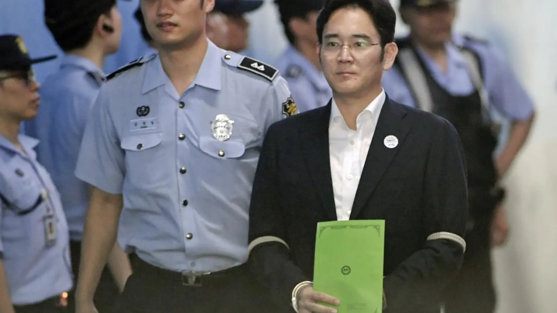 Lee Jae-yong (dcha), heredero del grupo Samsung, asiste a la última sesión su juicio por soborno, malversación y ocultación de activos en el extranjero, dentro de la trama de la "Rasputina", en un tribunal de Seúl (Corea del Sur)