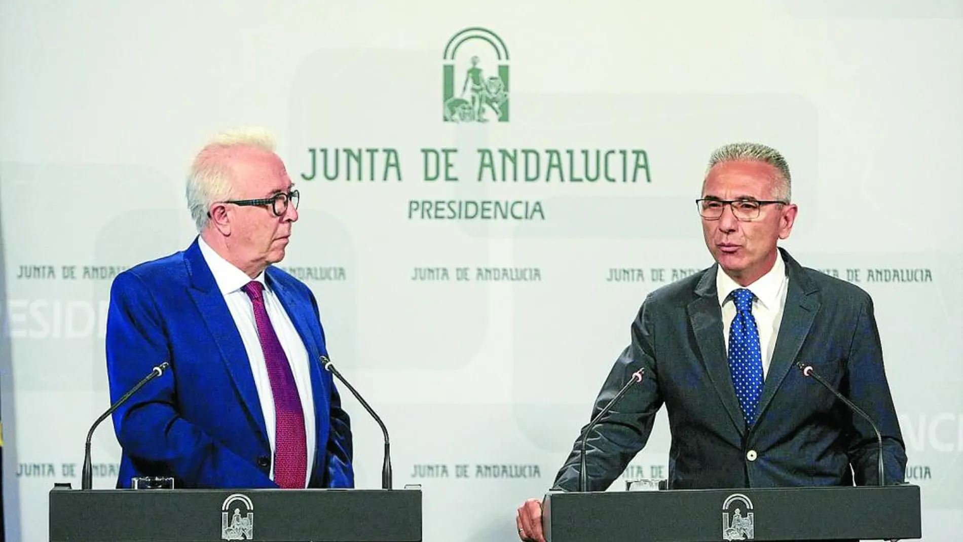 El portavoz de la Junta y el consejero de Empleo, ayer, tras el Consejo de Gobierno de la Junta de Andalucía