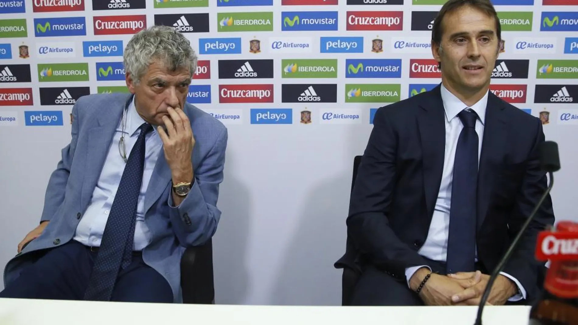 El entrenador guipuzcoano Julen Lopetegui junto al presidente de la Federación española de fútbol, Ángel María Villar (i), durante su presentación