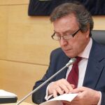 El portavoz y consejero de la Presidencia, José Antonio de Santiago-Juárez, explica los acuerdos aprobados en el Consejo de Gobierno