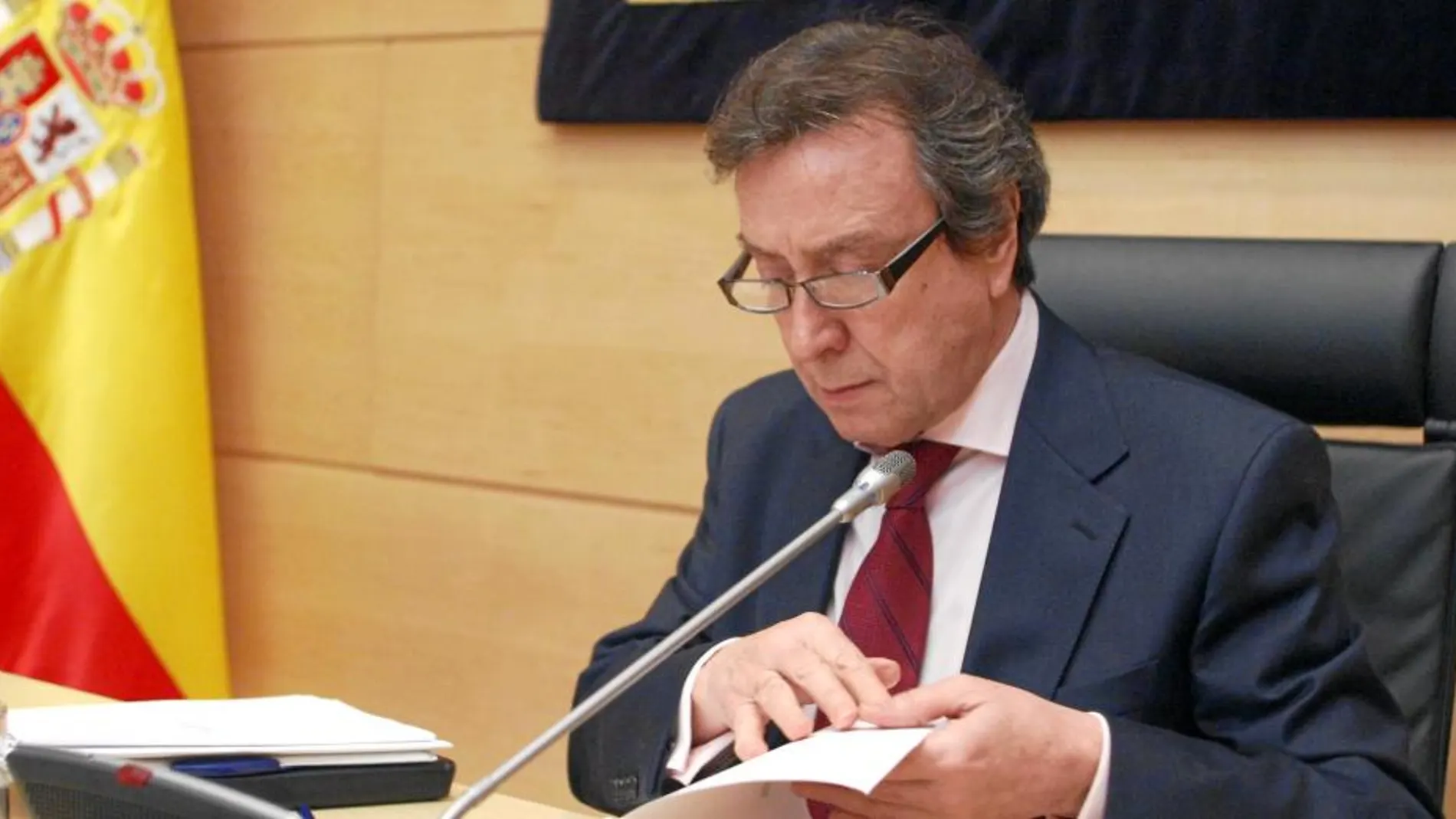 El portavoz y consejero de la Presidencia, José Antonio de Santiago-Juárez, explica los acuerdos aprobados en el Consejo de Gobierno