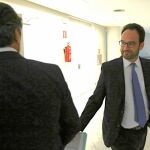 Antonio Hernando y Rafael Hernando se saludan ayer en los pasillos del Congreso