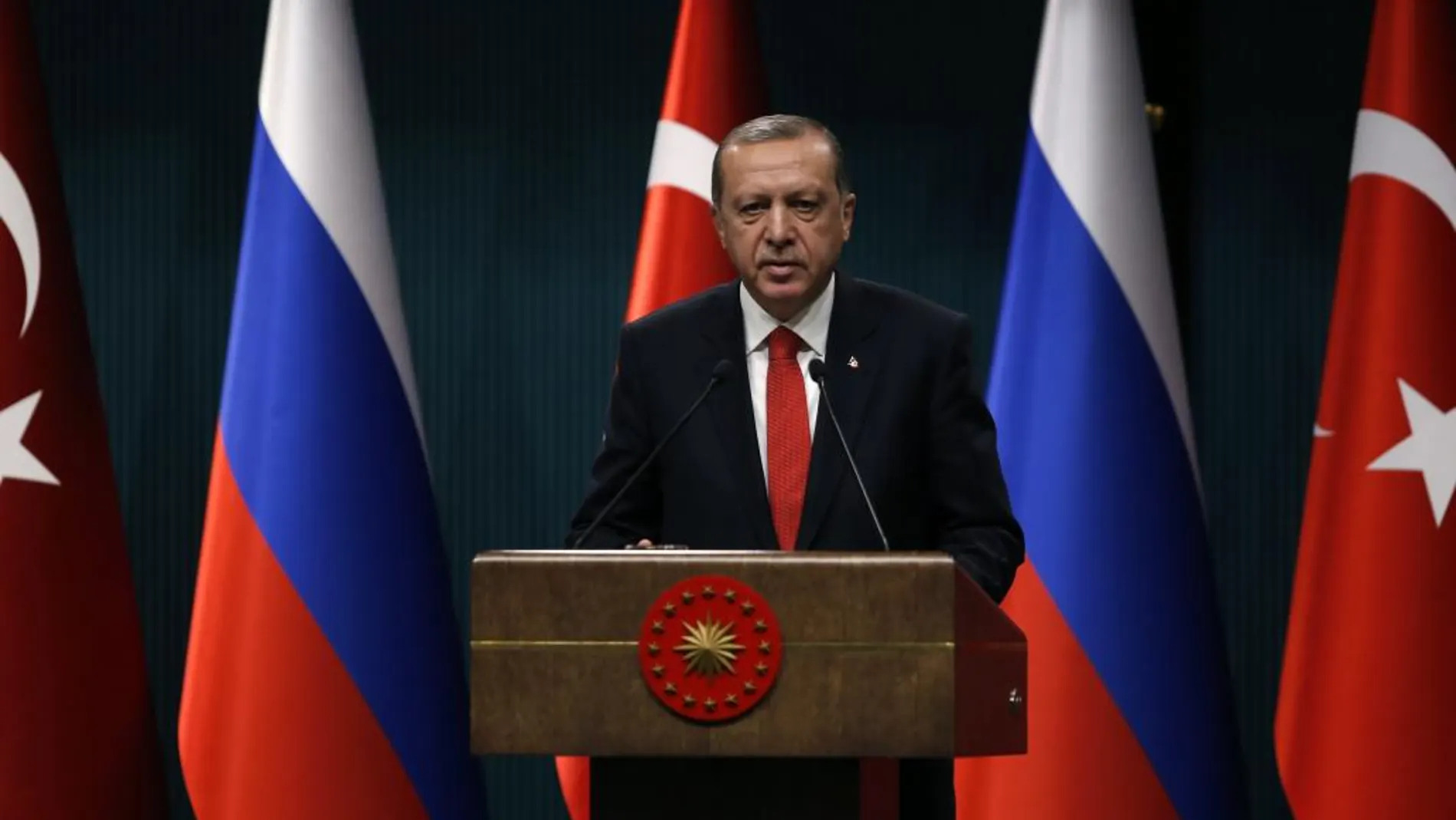El presidente turco, Recep Tayyip Erdogan, habla durante una conferencia de prensa luego de una reunión con el presidente ruso, Vladimir Putin, ayer
