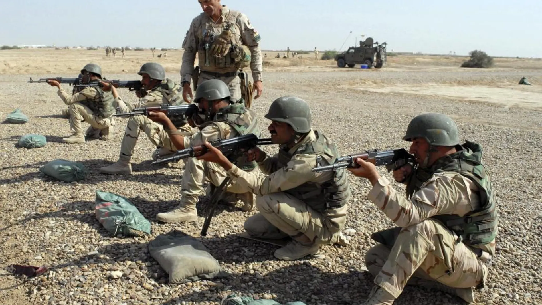 Un legionario adiestra a soldados iraquíes procedentes de la provincia de Niniwaw, situada al norte de Iraq