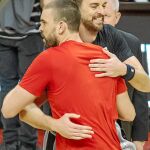 Abrazo de Marc y Pau en Toronto