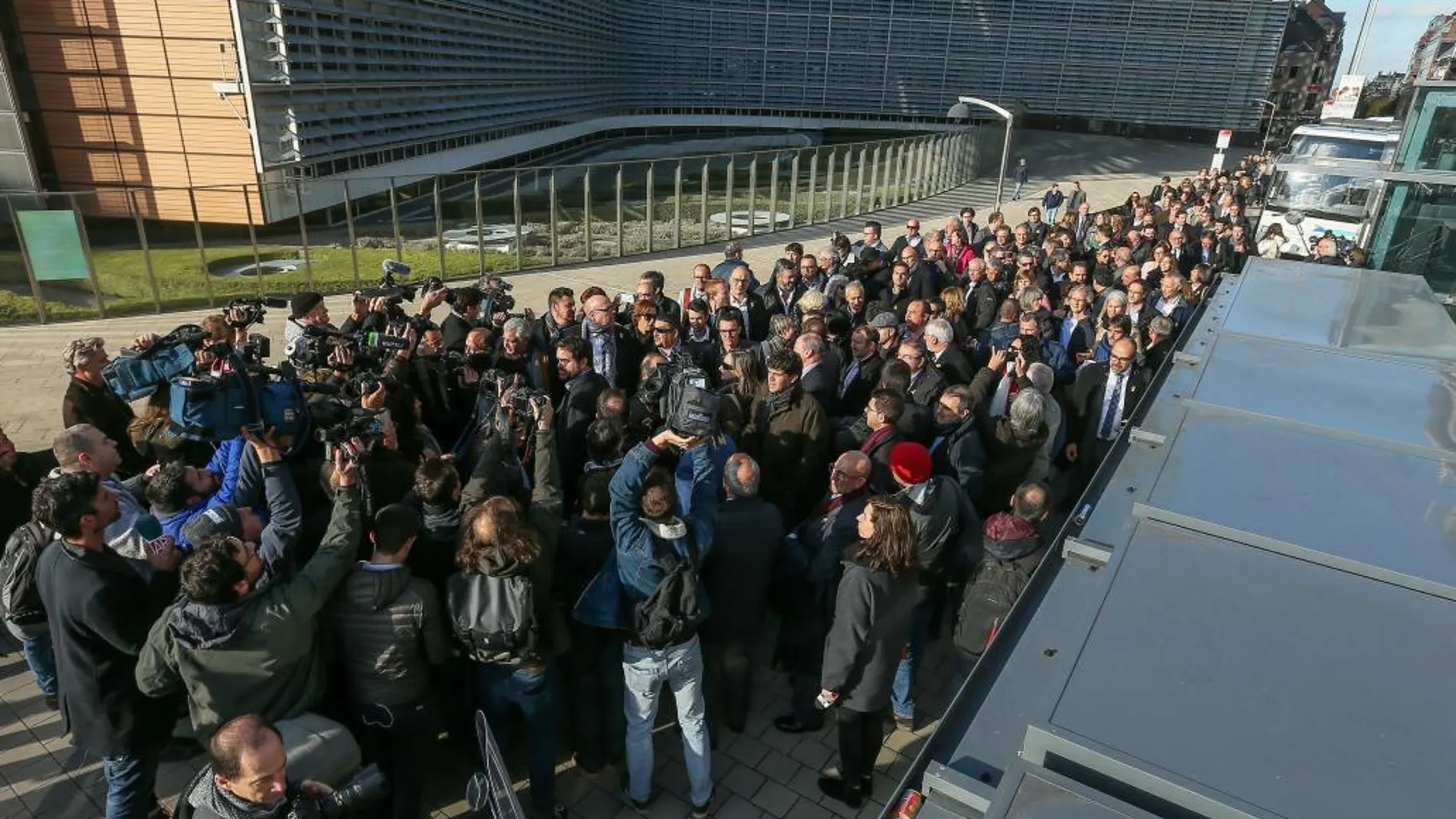 Algunos de los 200 alcaldes catalanes que viajaron a la capital belga para mostrar su apoyo a Puigdemont. Efe