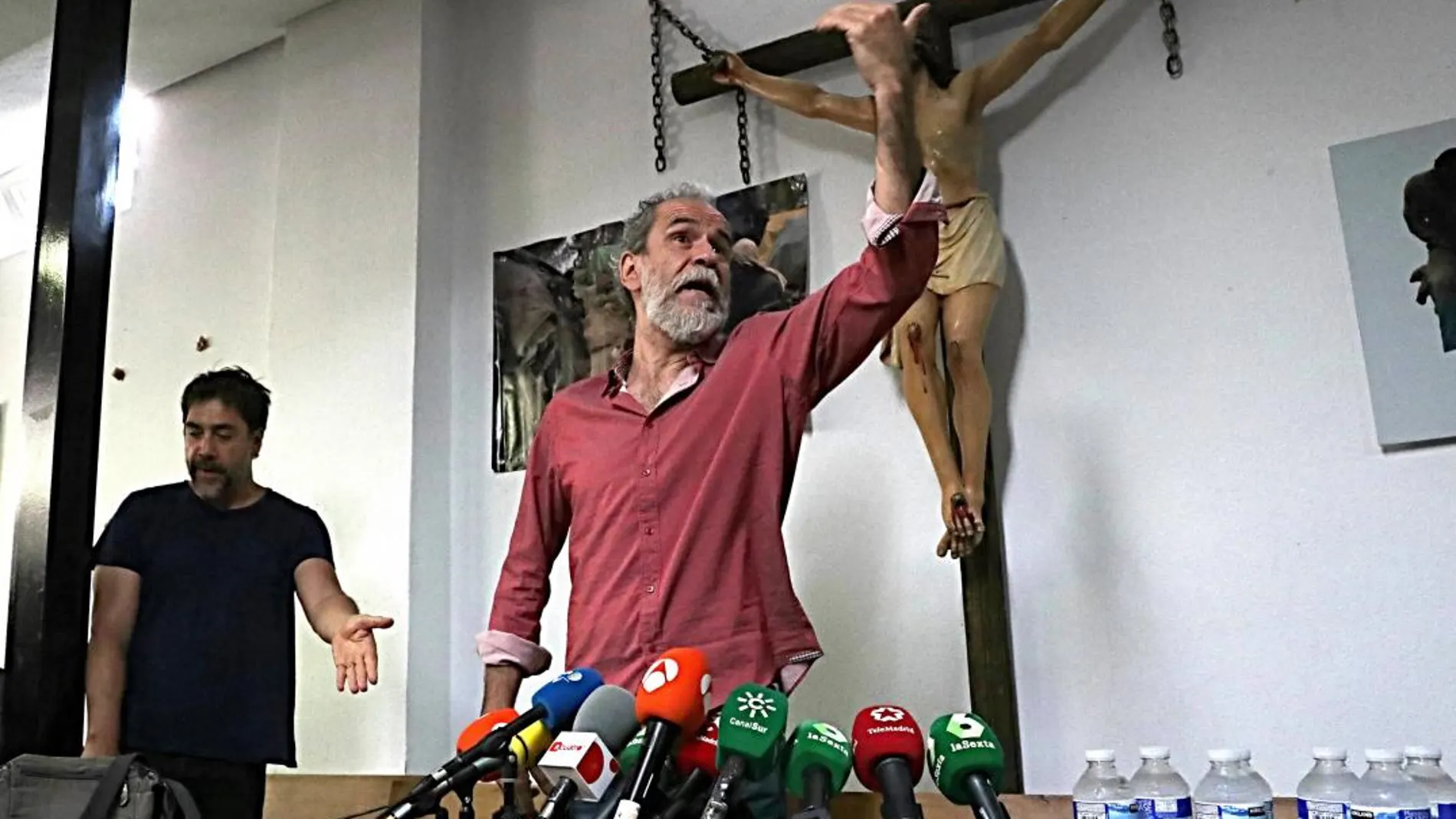 El actor Willy Toledo (d), junto a su colega Javier Bardem, durante la rueda de prensa que ha convocado en el Arzobispado de Madrid, a la misma hora que debía declarar ante un juzgado por presuntos insultos a Dios y a la Virgen. / Efe