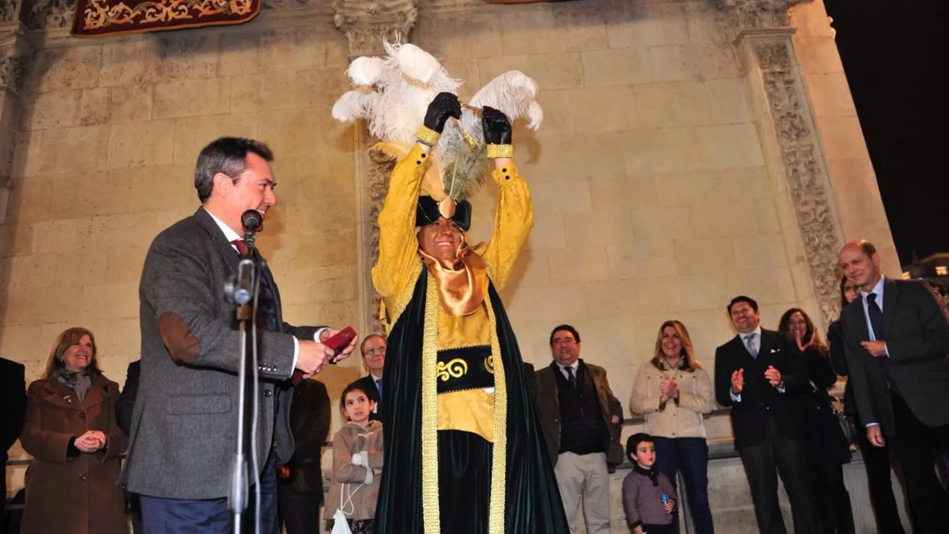 El Heraldo Real recibió de manos del alcalde las llaves de la ciudad de Sevilla, como preludio de la Cabalgata