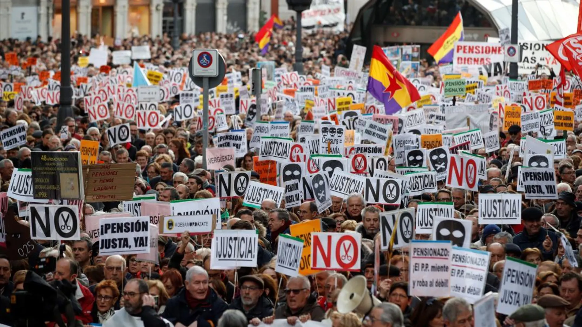 Imagen de la manifestación de hoy en Madrid. EFE/JuanJo Martín