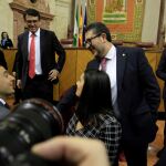 Juanma Moreno saluda a Francisco Serrano en el Parlamento el pasado jueves / Foto: Manuel Olmedo
