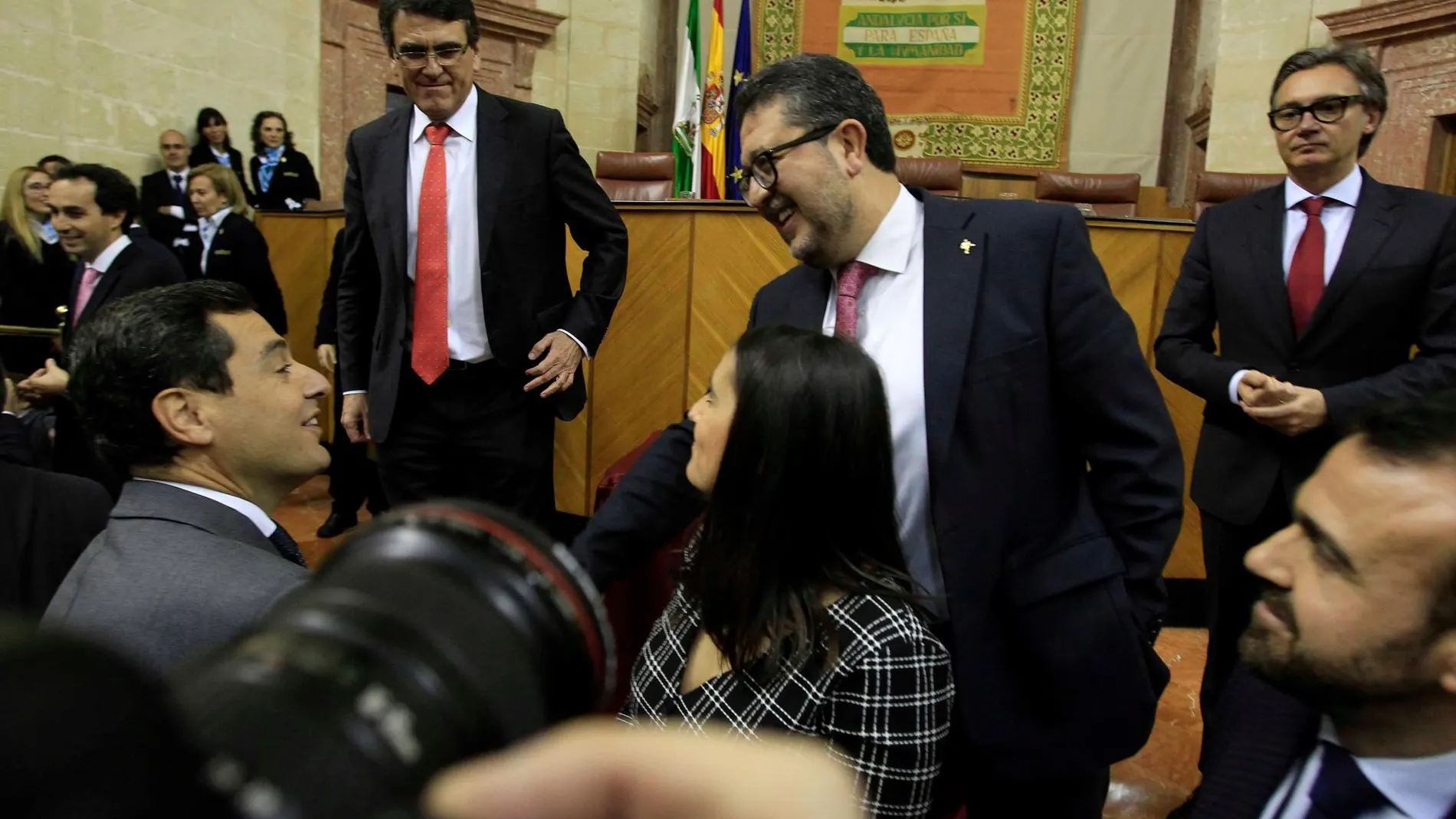 Juanma Moreno saluda a Francisco Serrano en el Parlamento el pasado jueves / Foto: Manuel Olmedo