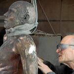 Una escena del documental en la que Antonio López trabaja sobre una escultura