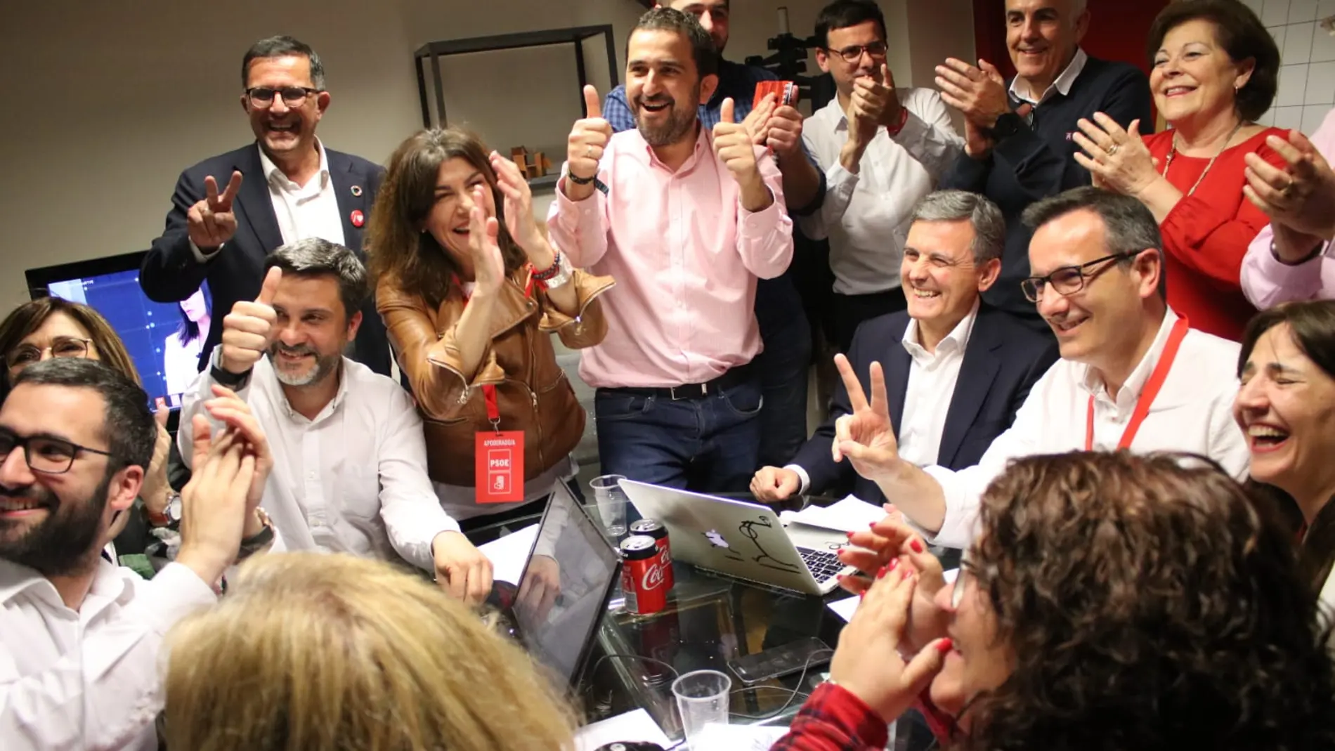 Los líderes del PSRM celebraron la victoria en la sede del partido. LA RAZÓN