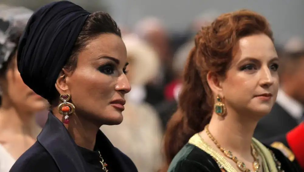 La jequesa de Catar, Mozah Bint Nasser (i) y la princesa Lalla Salma de Marruecos (d)