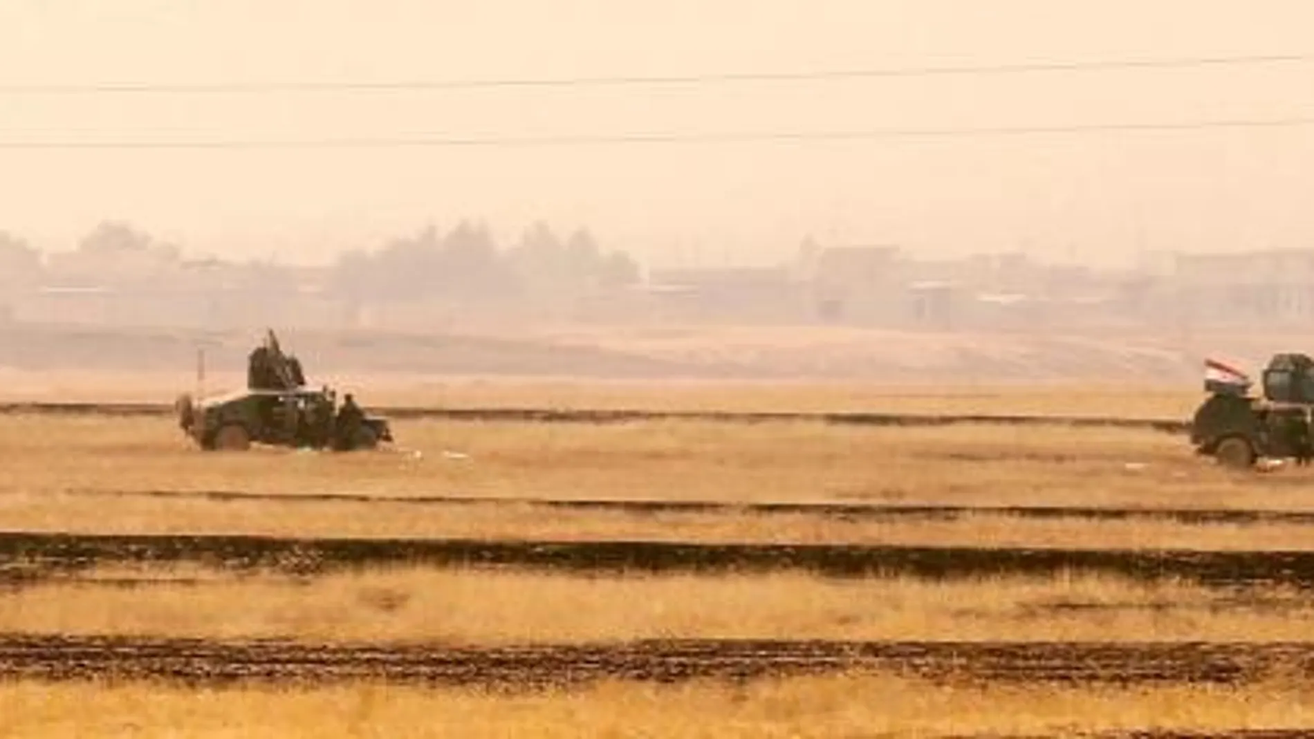 Vehículos blindados del Ejército iraquí durante un operativo en Bashiqa, cerca de Mosul