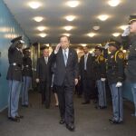 Imagen de Ban Ki-moon a su salida por última vez como secretario general de la ONU, esta tarde en la sede en Nueva York