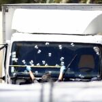 Investigadores de la policía francesa examinan el camión de Mohamed Bouhlel