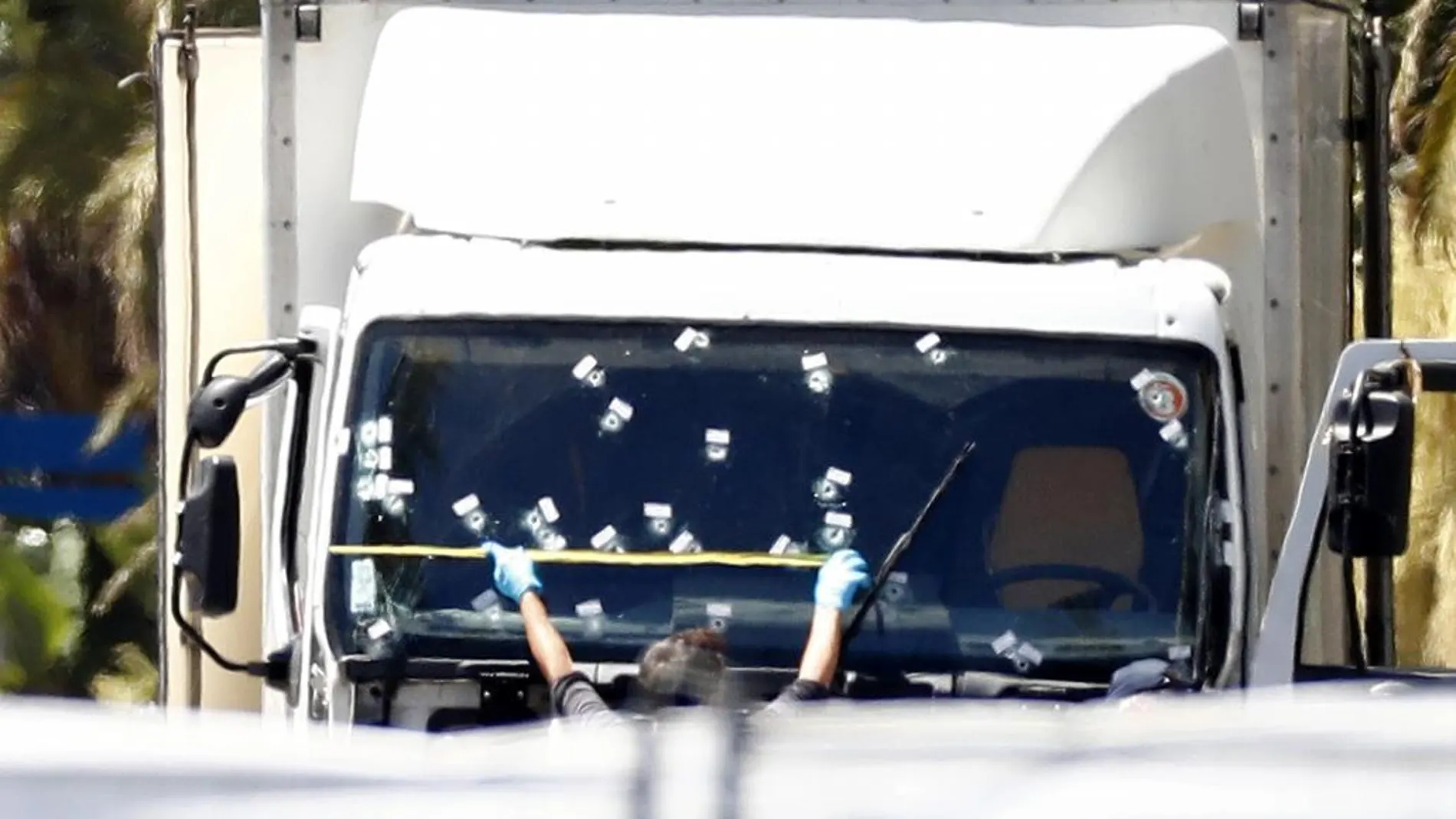 Investigadores de la policía francesa examinan el camión de Mohamed Bouhlel