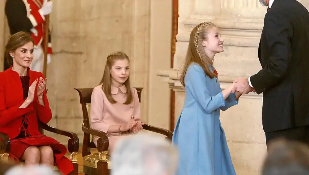 La reina emérita Sofía, junto al rey emérito Juan Carlos conversa con la princesa Leonor después de que el Rey Felipe VI la haya impuesto hoy el Collar del Toisón de Oro