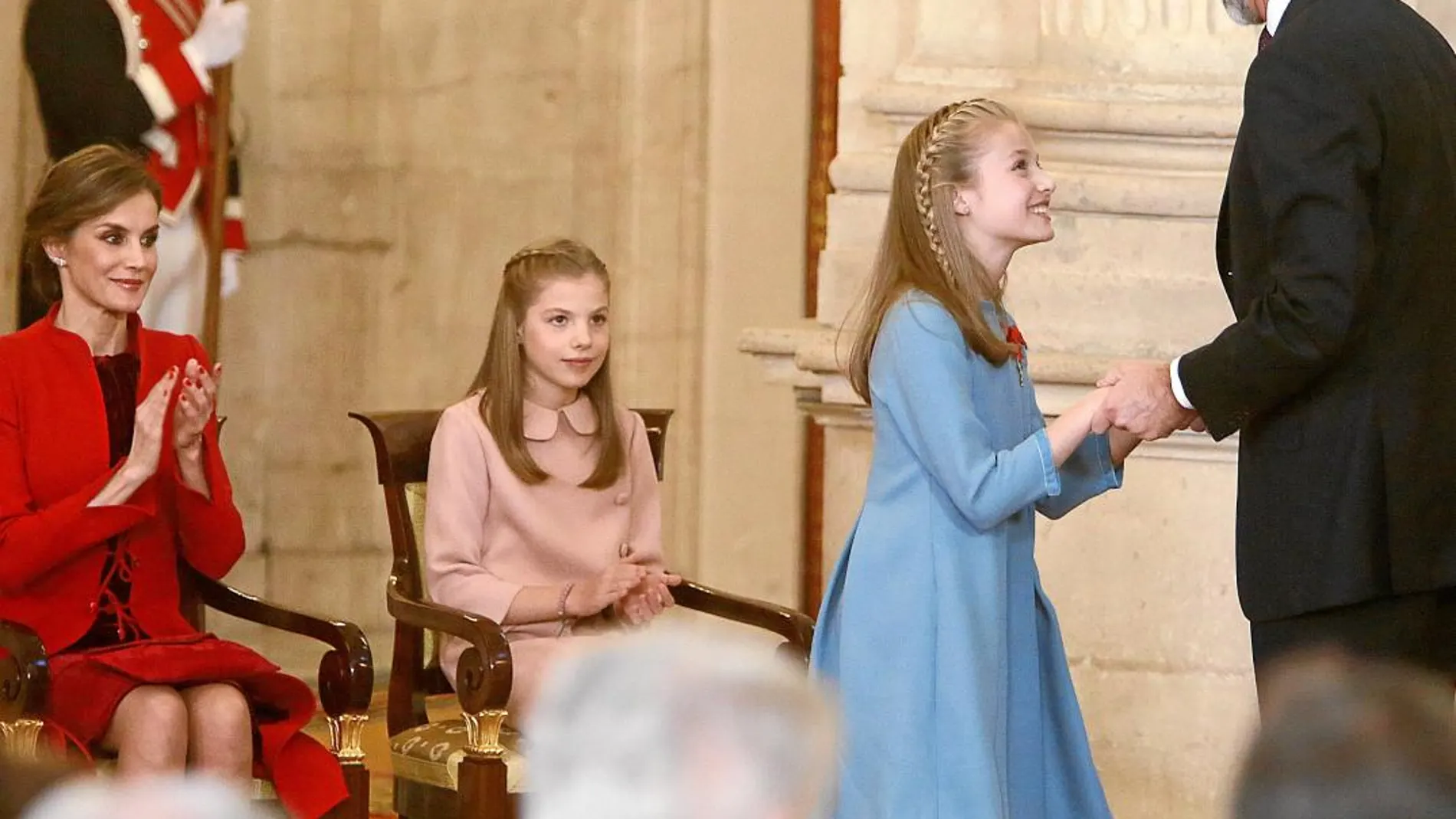 La reina emérita Sofía, junto al rey emérito Juan Carlos conversa con la princesa Leonor después de que el Rey Felipe VI la haya impuesto hoy el Collar del Toisón de Oro