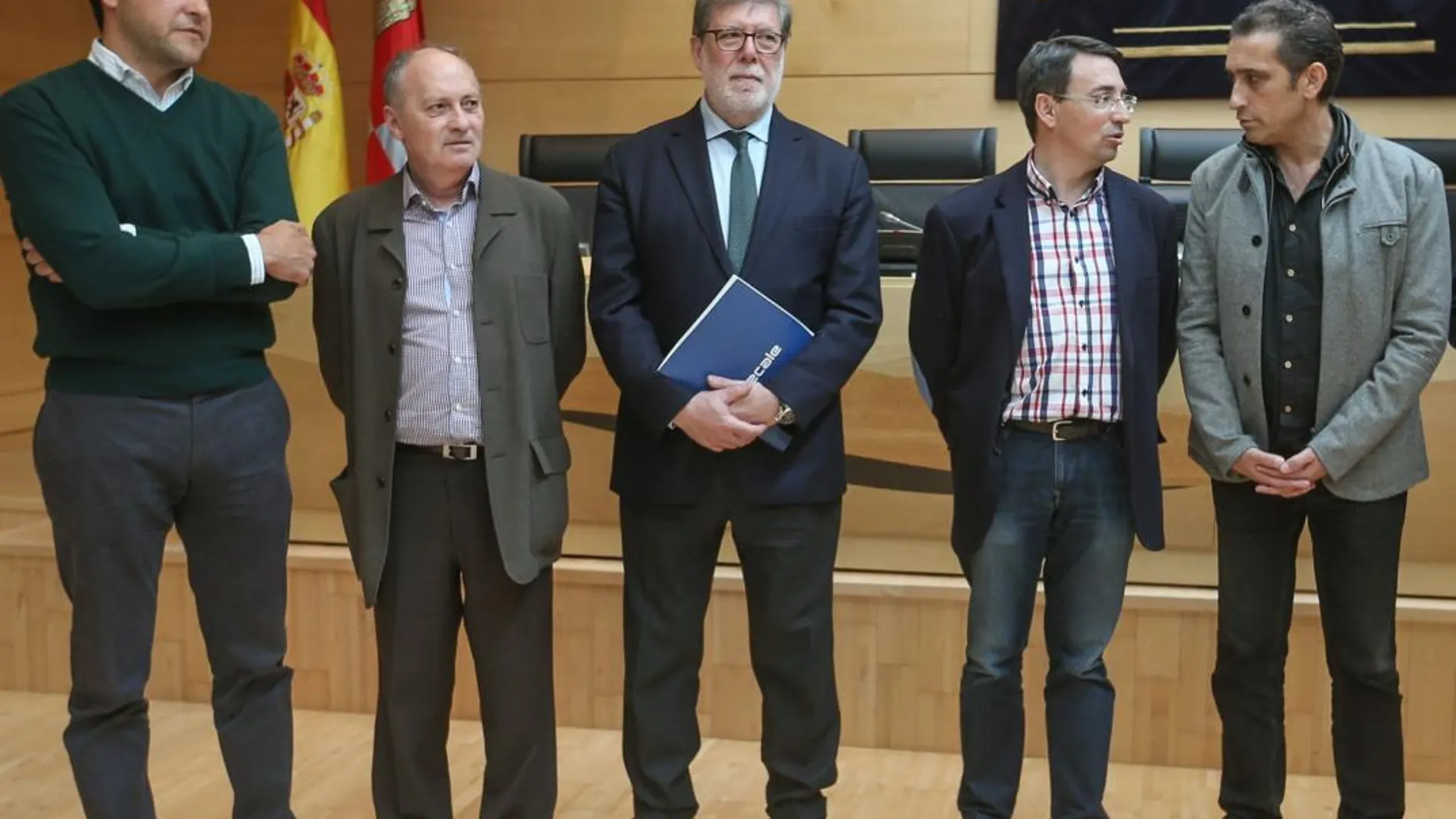 Raúl de la Hoz (PP), Faustino Temprano (UGT), Santiago Aparicio (Cecale), Fernando Pablos (PSOE) y Vicente Andrés (CCOO), poco antes de la Comisión en las Cortes