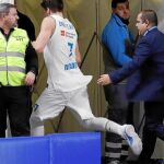 Doncic patea el túnel de vestuarios después de su descalificante