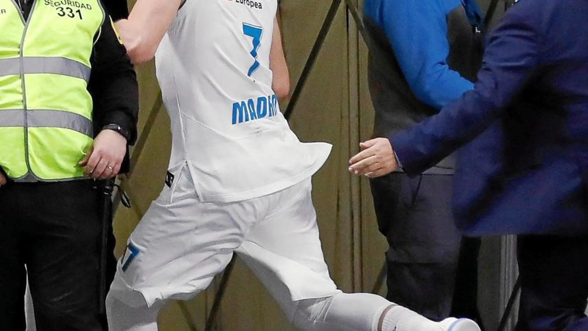 Doncic patea el túnel de vestuarios después de su descalificante