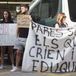 Amigos y familiares de Noelia y Alberto, padres de acogida preadoptiva de Joan, en la puerta del Cuartel de la Guardia Civil de Valencia