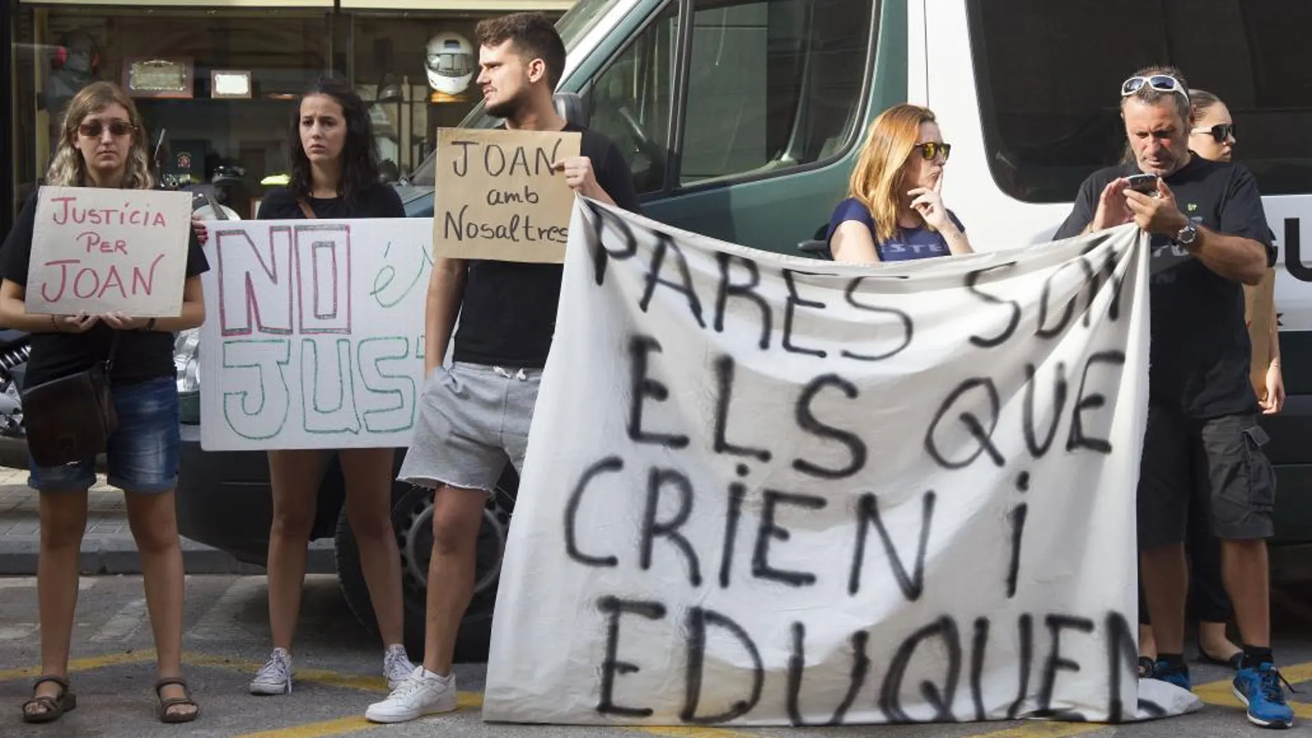 Amigos y familiares de Noelia y Alberto, padres de acogida preadoptiva de Joan, en la puerta del Cuartel de la Guardia Civil de Valencia