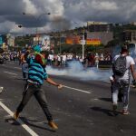 Un grupo de personas se enfrenta a miembros de la Policía Nacional Bolivariana.