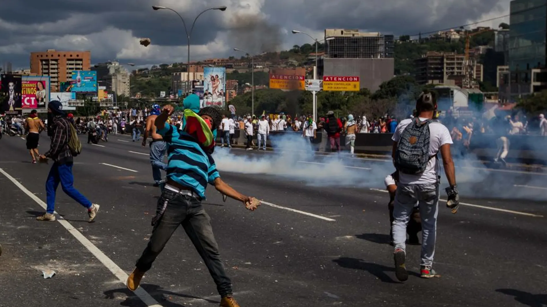 Un grupo de personas se enfrenta a miembros de la Policía Nacional Bolivariana.