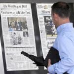 Un hombre observa la portada de «The Washington Post» en el que se anuncia la venta del periódico