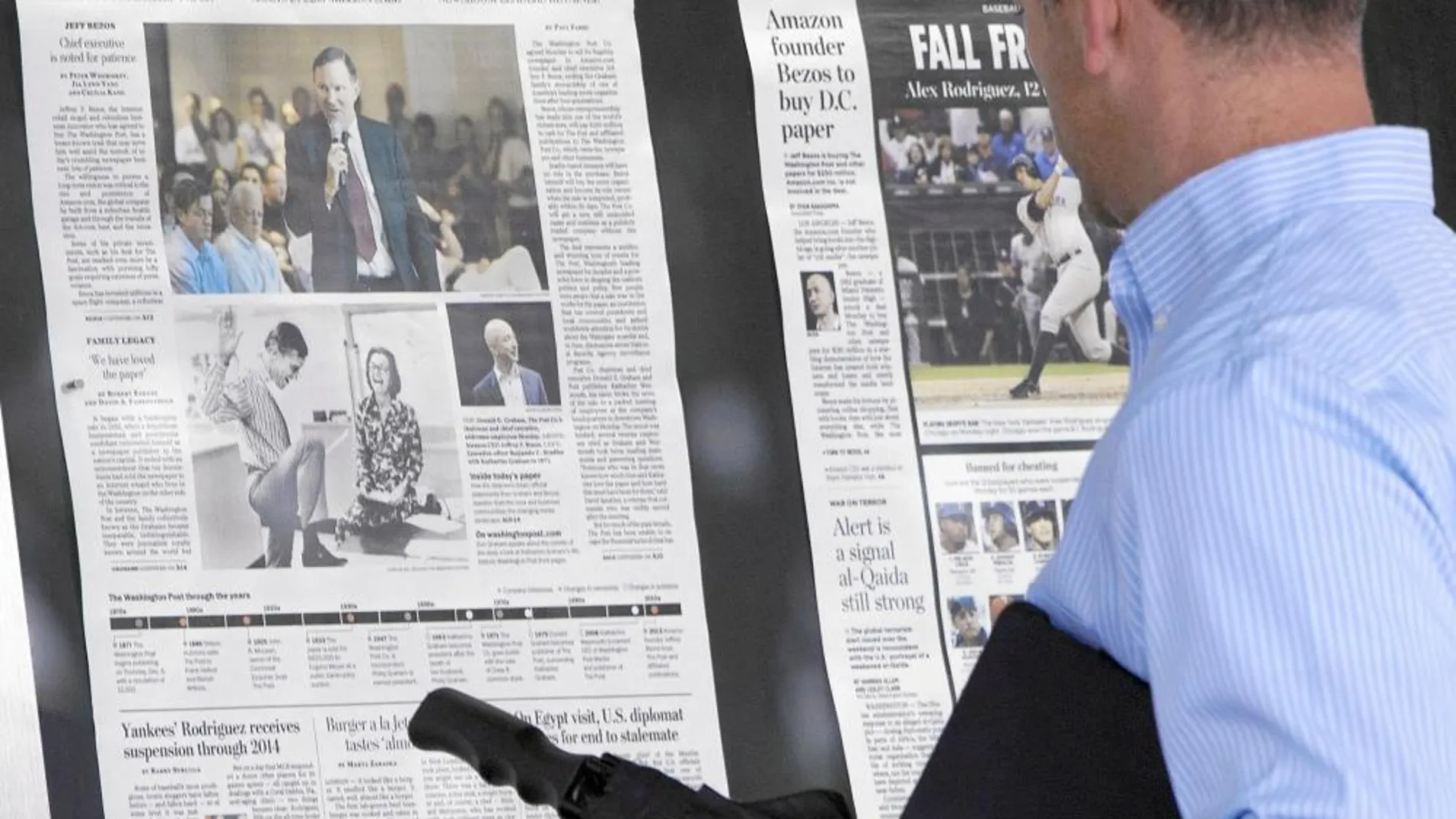 Un hombre observa la portada de «The Washington Post» en el que se anuncia la venta del periódico