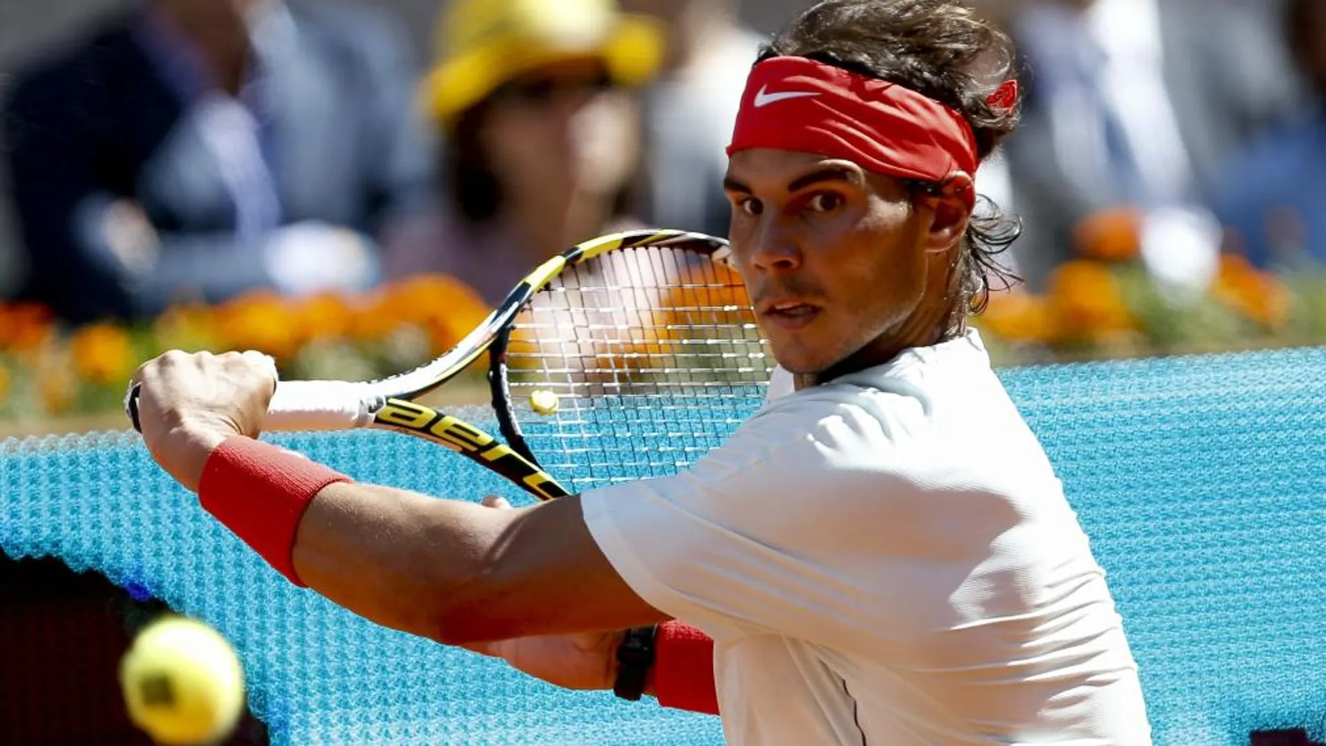 El tenista español Rafael Nadal golpea la pelota durante el partido de cuartos de final del Open de Madrid