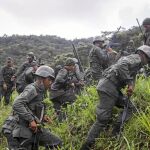 Soldados del Ejército de Venezuela se preparan para las maniobras militares de este fin de semana
