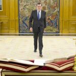 Mariano Rajoy juró el lunes en La Zarzuela, ante la Constitución y la Biblia, cumplir «fielmente» con las obligaciones del cargo de presidente del Gobierno