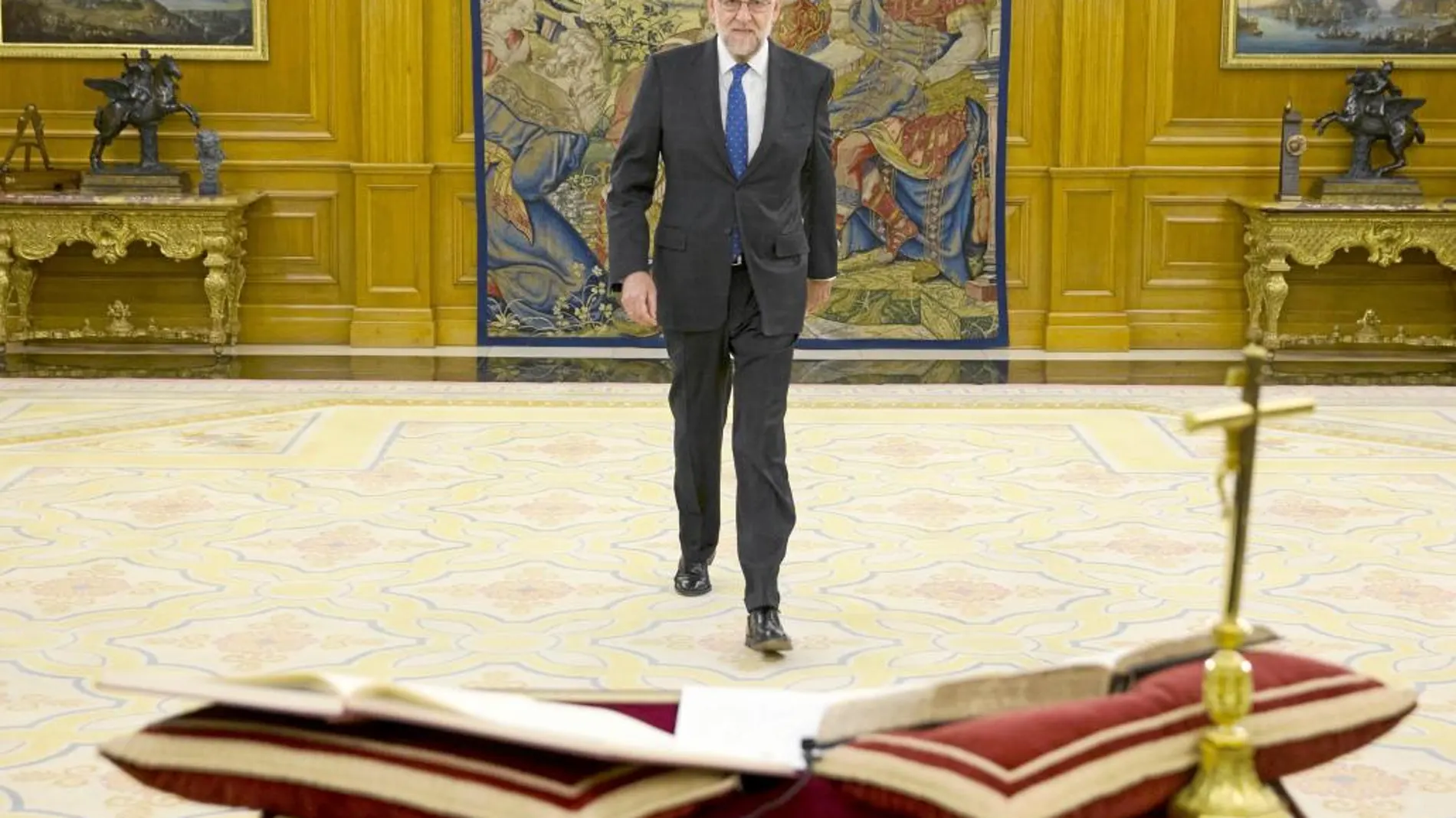 Mariano Rajoy juró el lunes en La Zarzuela, ante la Constitución y la Biblia, cumplir «fielmente» con las obligaciones del cargo de presidente del Gobierno
