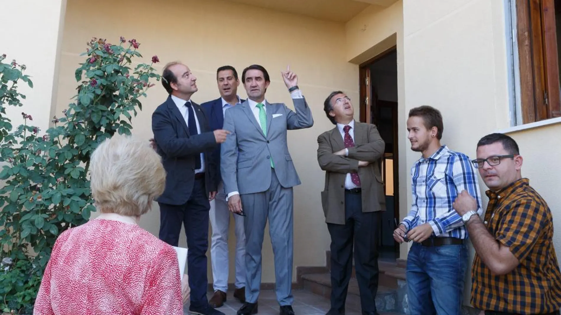 El consejero de Fomento, Juan Carlos Suárez-Quiñones, visita una vivienda rehabilitada en Morales del Vino