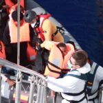El Cantabria rescató ayer a 127 personas, entre ellas un bebé