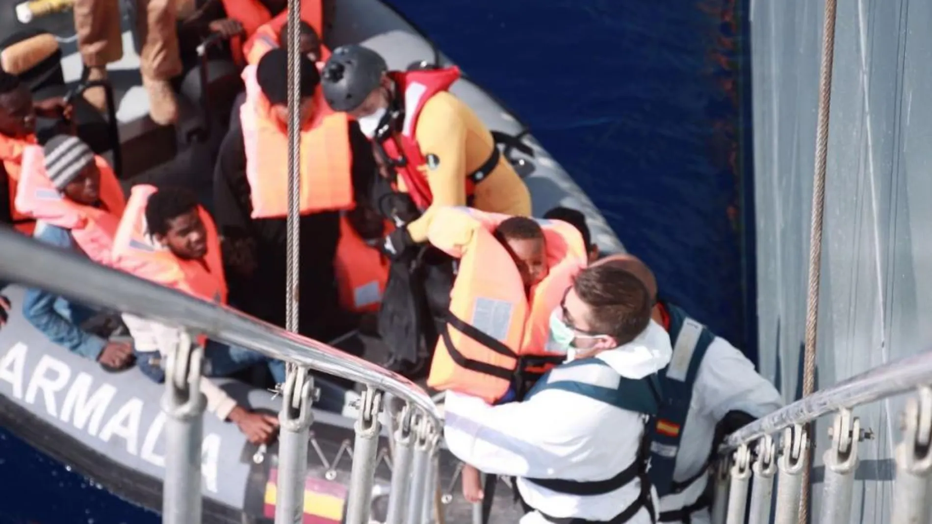 El Cantabria rescató ayer a 127 personas, entre ellas un bebé