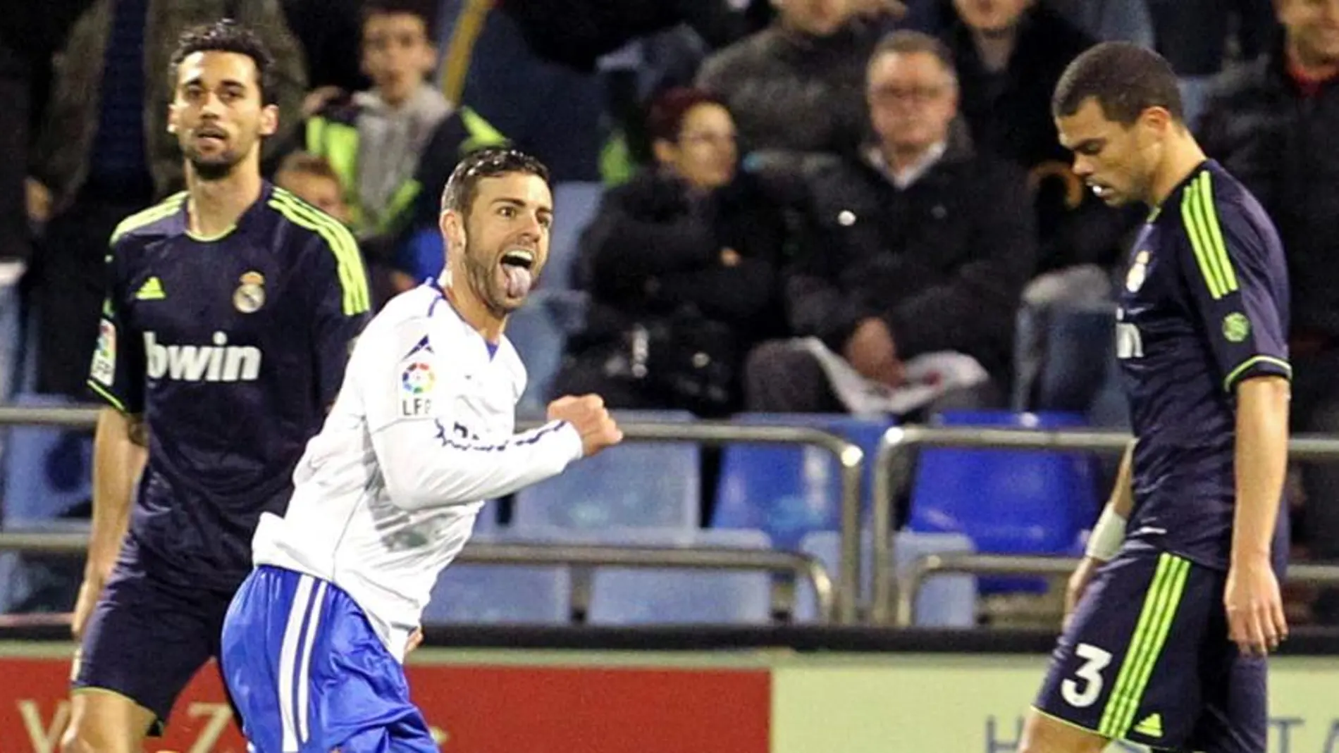El centrocampista del Real Zaragoza Rodrigo Ríos "Rodri"celebra la consecución del primer gol de su equipo al Real Madrid